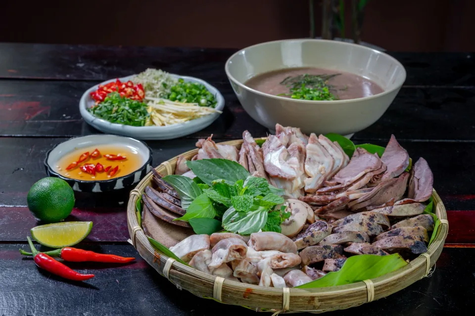 Bàn ăn ấm cúng tại Nguyễn Lê Tuấn