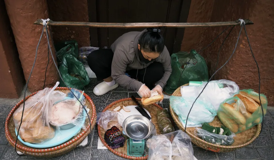 Khu bàn ngoài trời