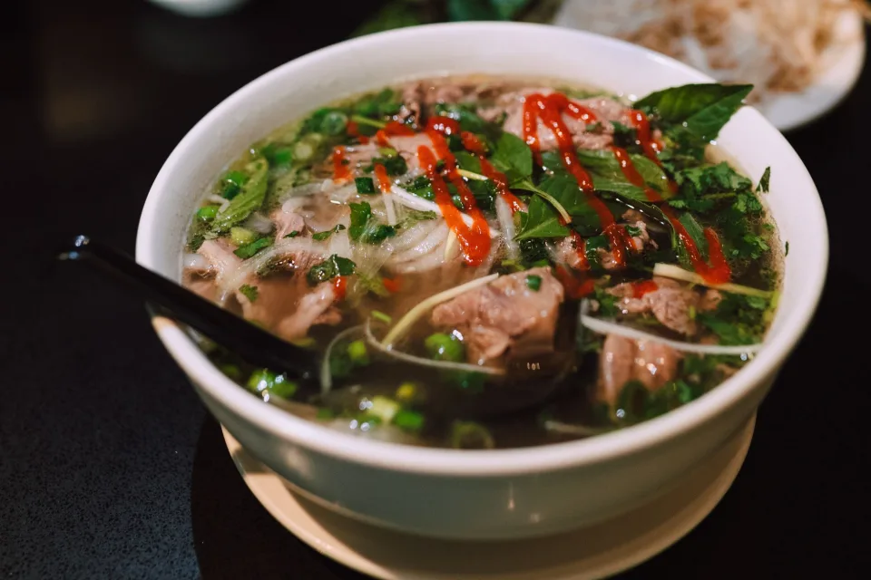 Khách ngồi ăn trò chuyện